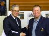 Klaus Vorwalder überreicht das Ehrenzeichen an Volker Seemann