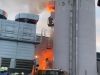 durch Stichflammen waren die Feuerwehrmänner immer wieder in Gefahr
